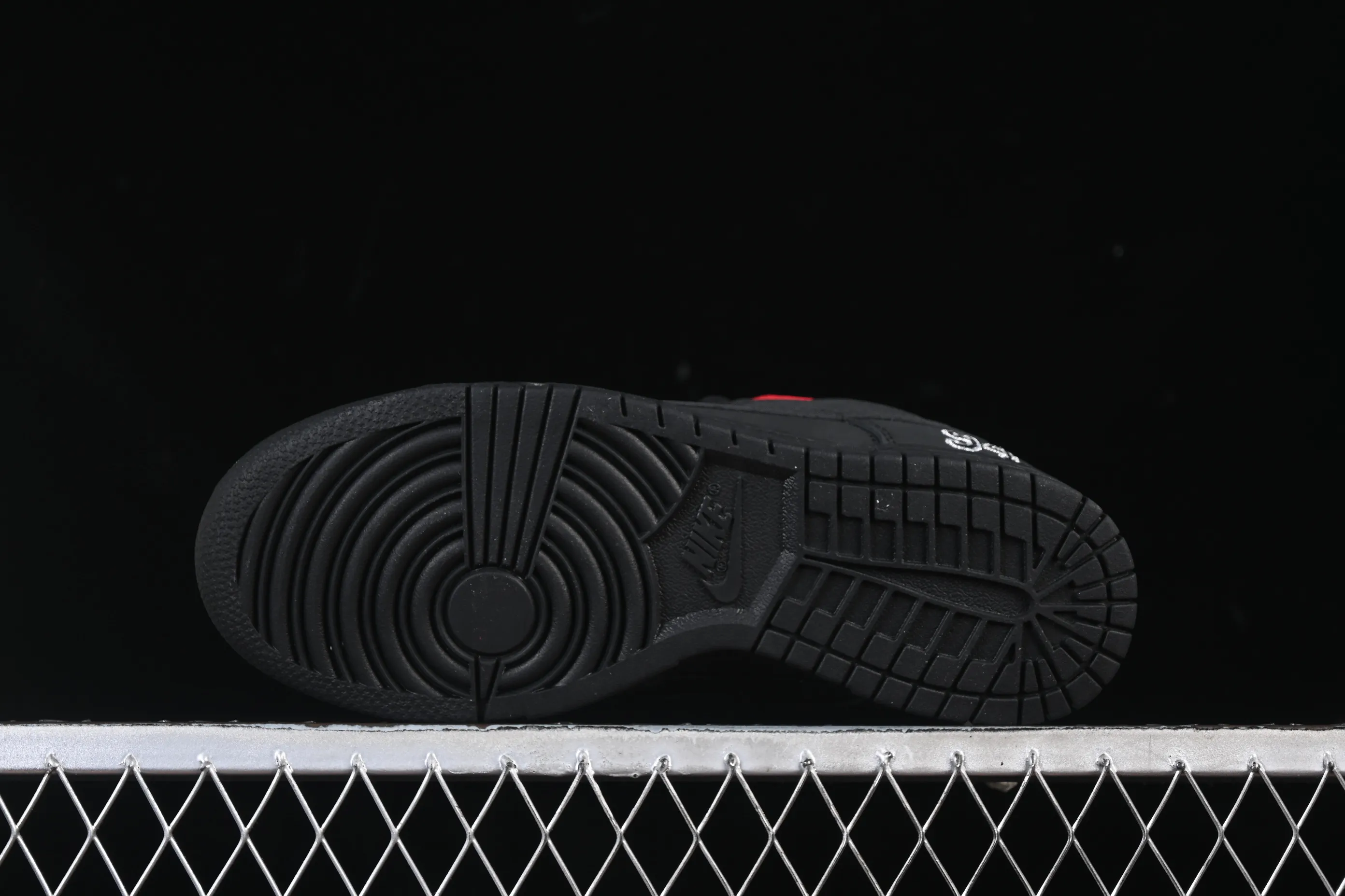All Categories Nk SB Dunk Series Nk SB Dunk Low Low-top sneakers Supreme x Nike Dunk SB Dunk Low joint black low-top casual skateboard shoes HQ8487-001